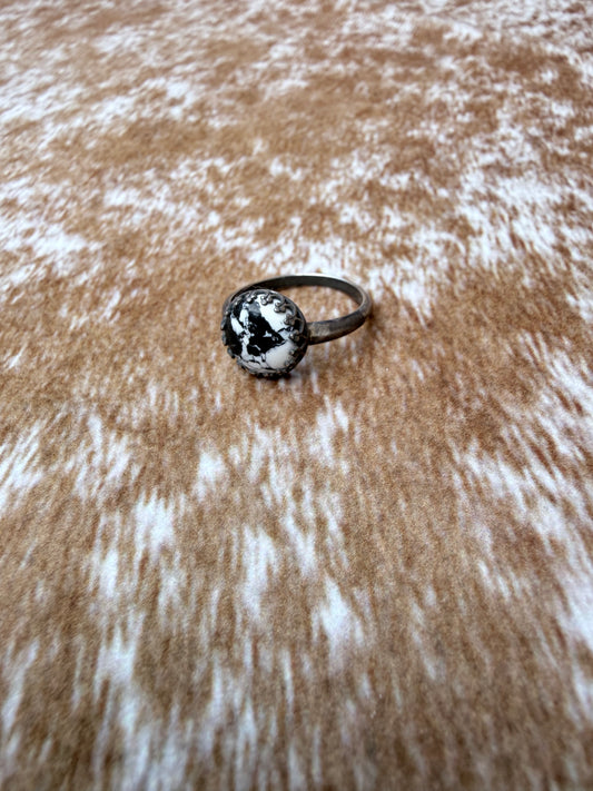 White Buffalo Crown Bezel Oval Ring | Size 8